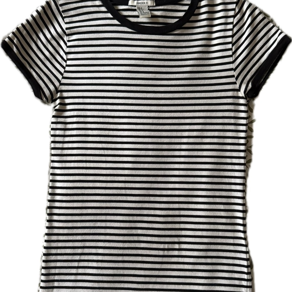 Forever 21 Monochrome Striped Top - Picture 1 of 3